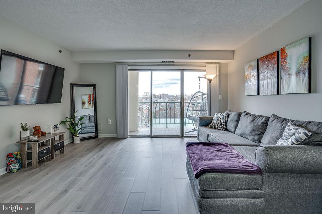 COLECROFT STATION CONDOMINIUM - Residential Lease