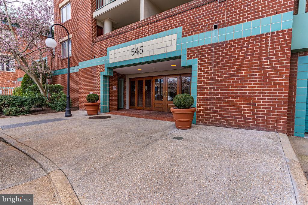 COLECROFT STATION CONDOMINIUM - Residential Lease