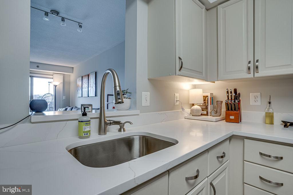 COLECROFT STATION CONDOMINIUM - Residential Lease