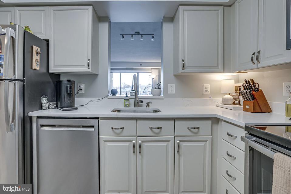 COLECROFT STATION CONDOMINIUM - Residential Lease