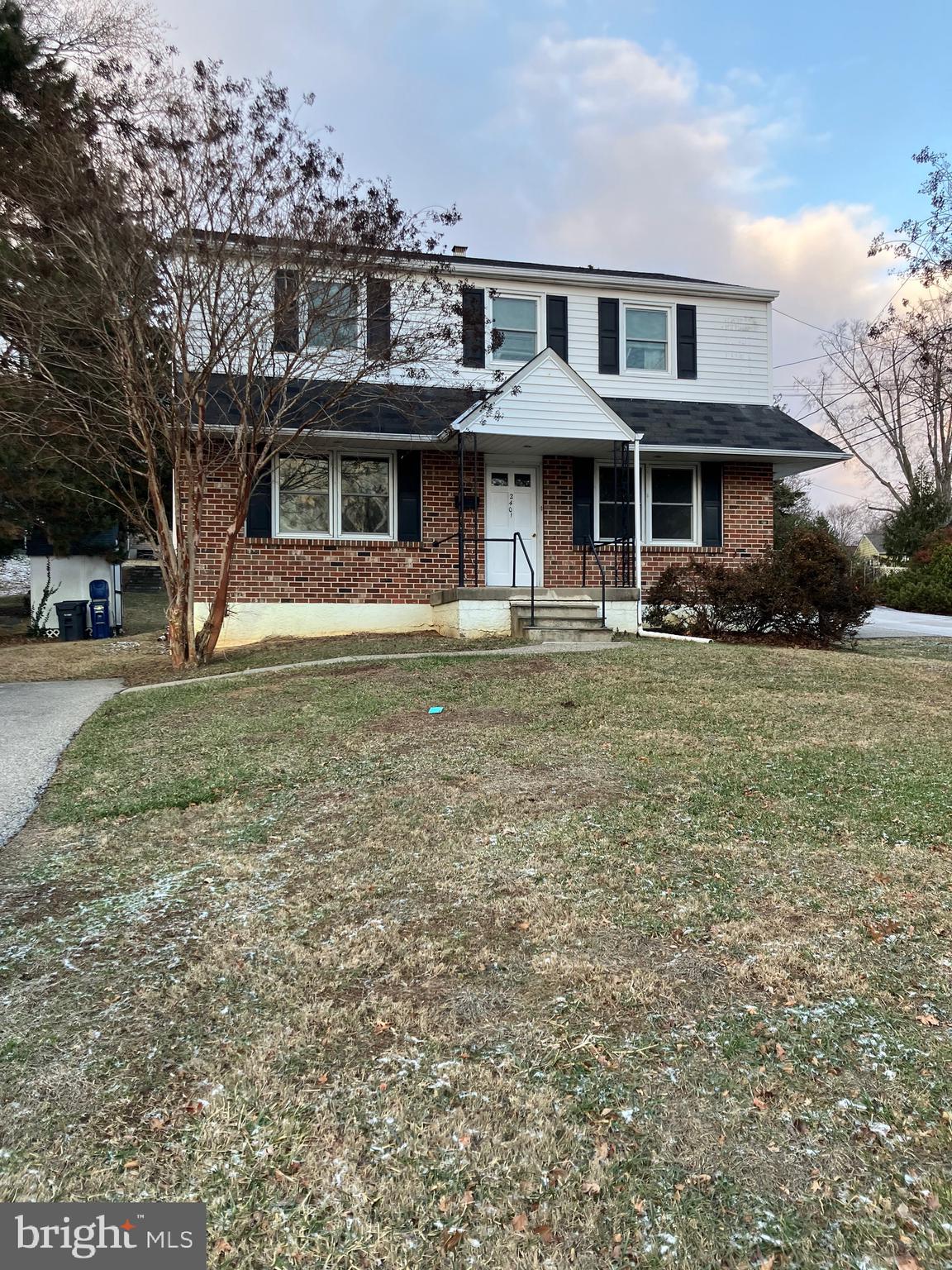 Wonderful apartment in the heart of Glenside. Walkable to Keswick Village, recently renovated. Spacious two bedroom, one bath first floor unit. Driveway parking, full basement with access to storage and laundry hook ups. Available immediately.