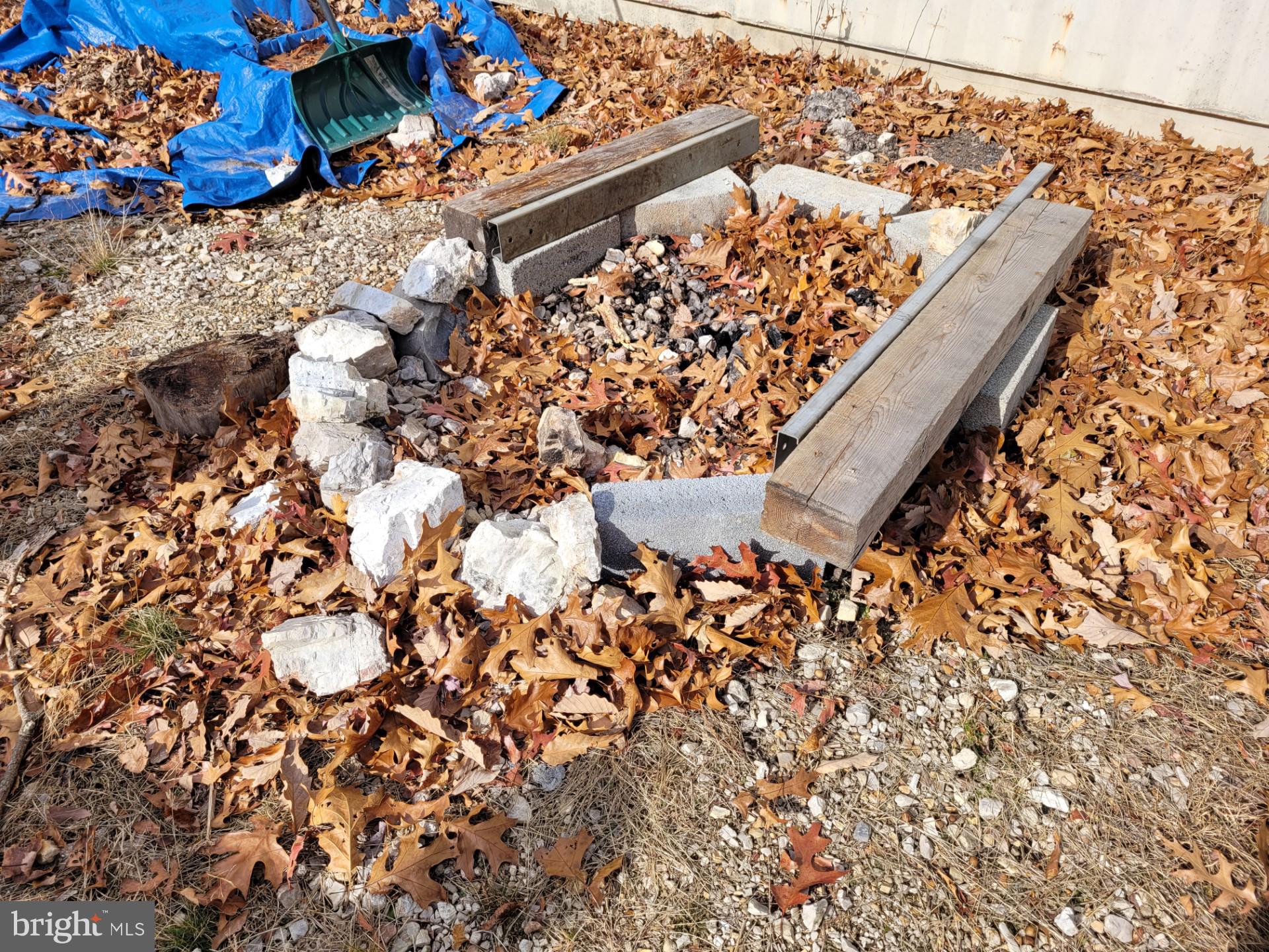 SPRING MOUNTAIN - Land