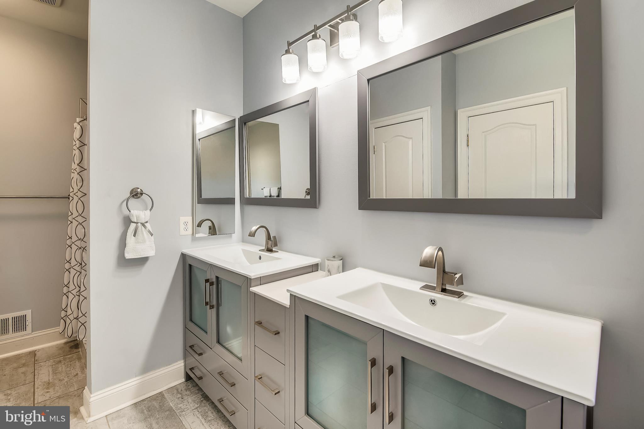 HICKORY KNOLL - Residential