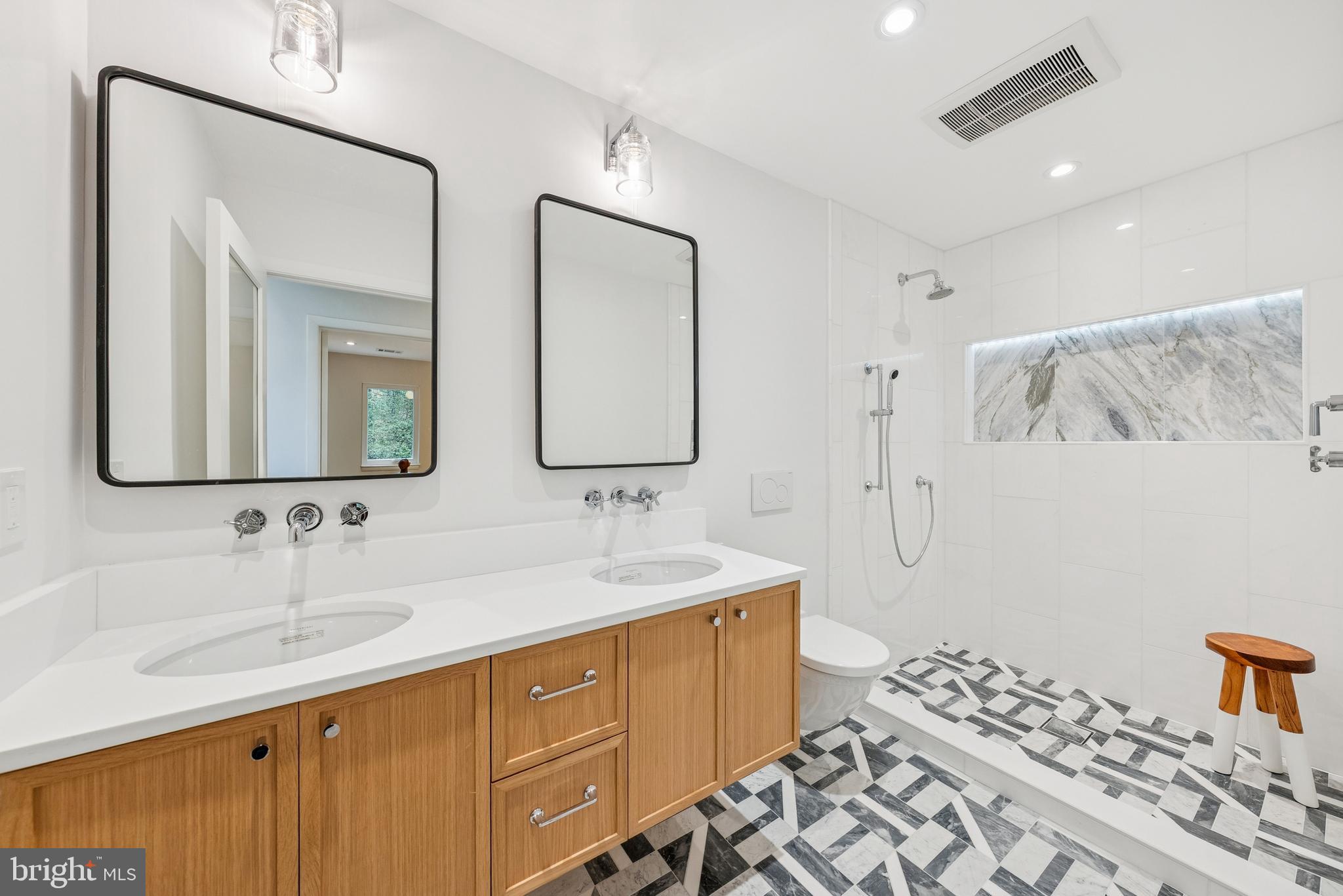 OAKTON WOODS - Residential