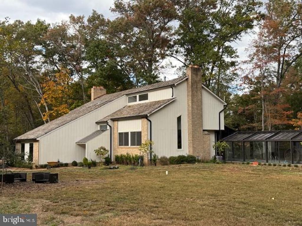 Photo of 11000 Oakton Woods Way, OAKTON, VA 22124 (MLS # VAFX2276392)