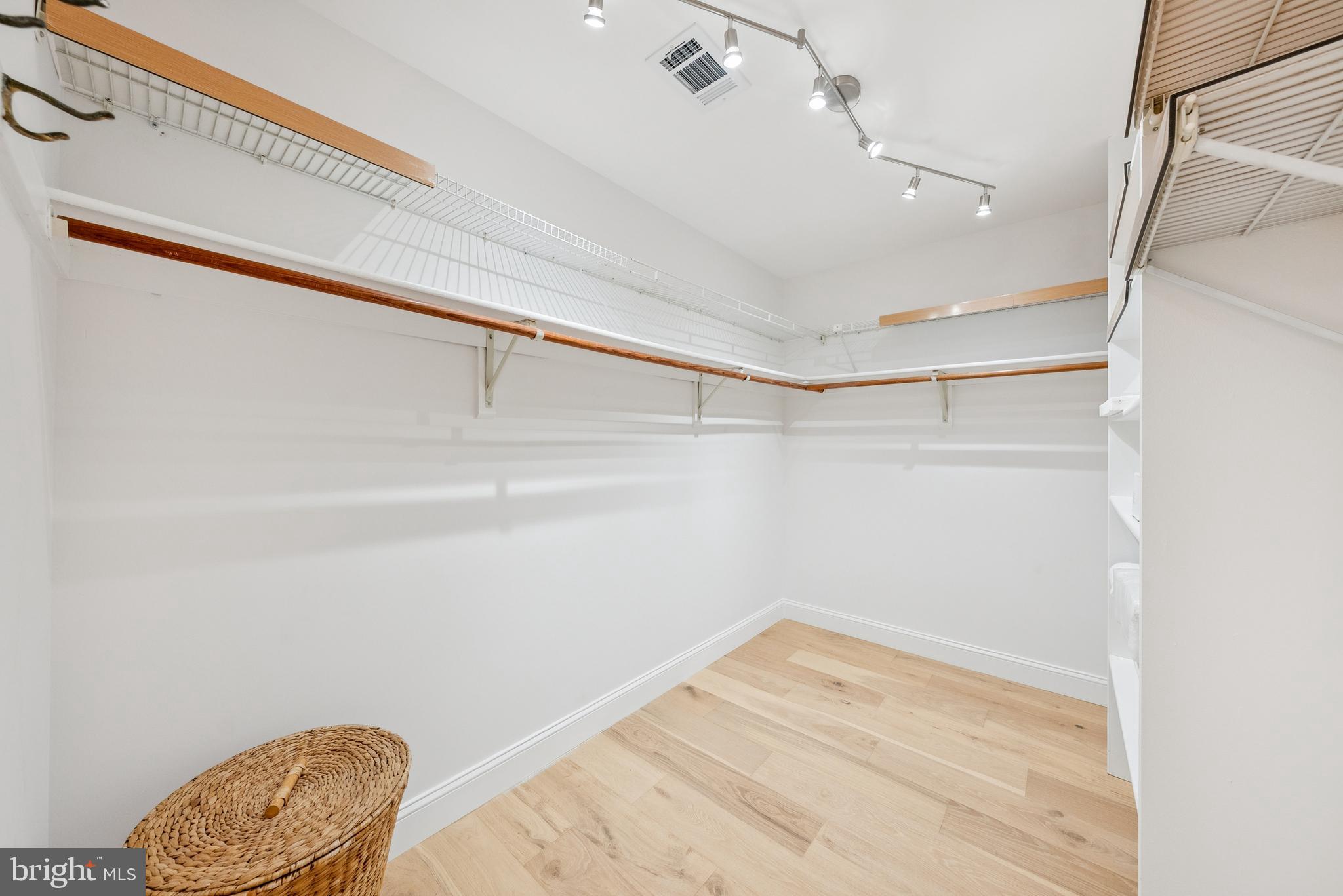 OAKTON WOODS - Residential