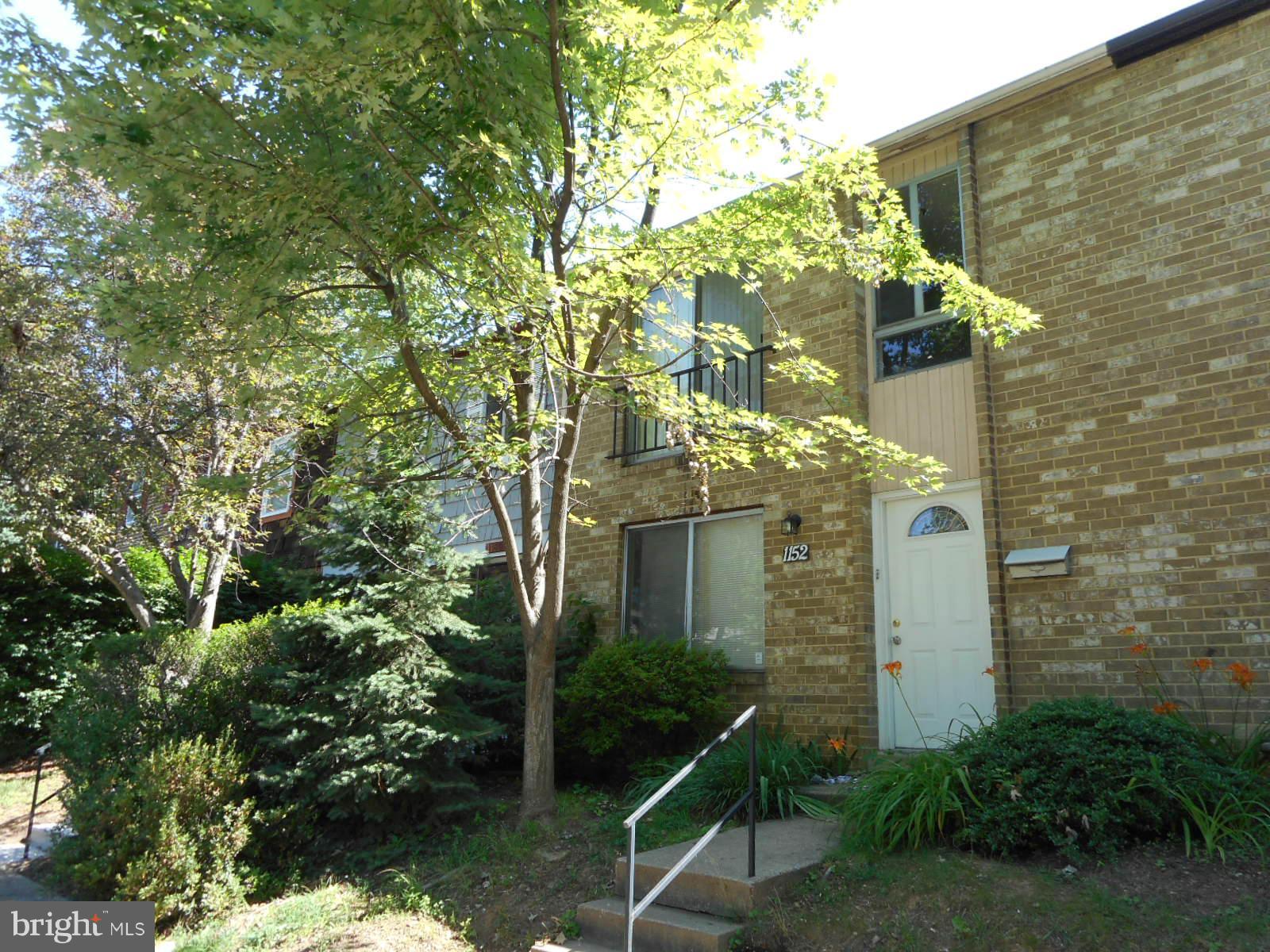 Renovated spacious 3 bedrooms plus den, 3.5 bath town home, kitchen 2010, a/c 2013, rent include all utilities except electricity., close to shopping and public transportation.