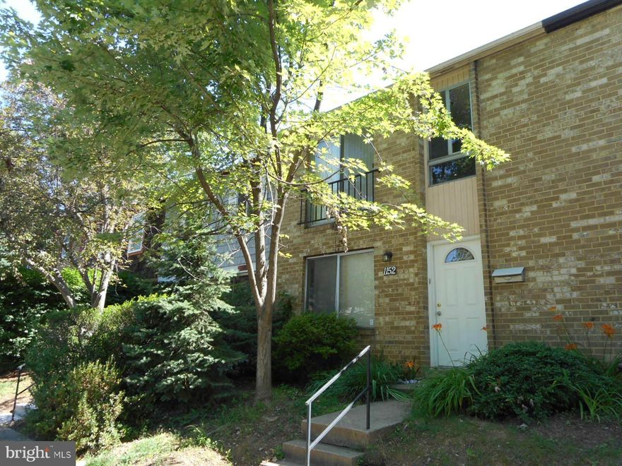 Renovated spacious 3 bedrooms plus den, 3.5 bath town home, kitchen 2010, a/c 2013,  rent include all utilities except electricity., close to shopping and public transportation.