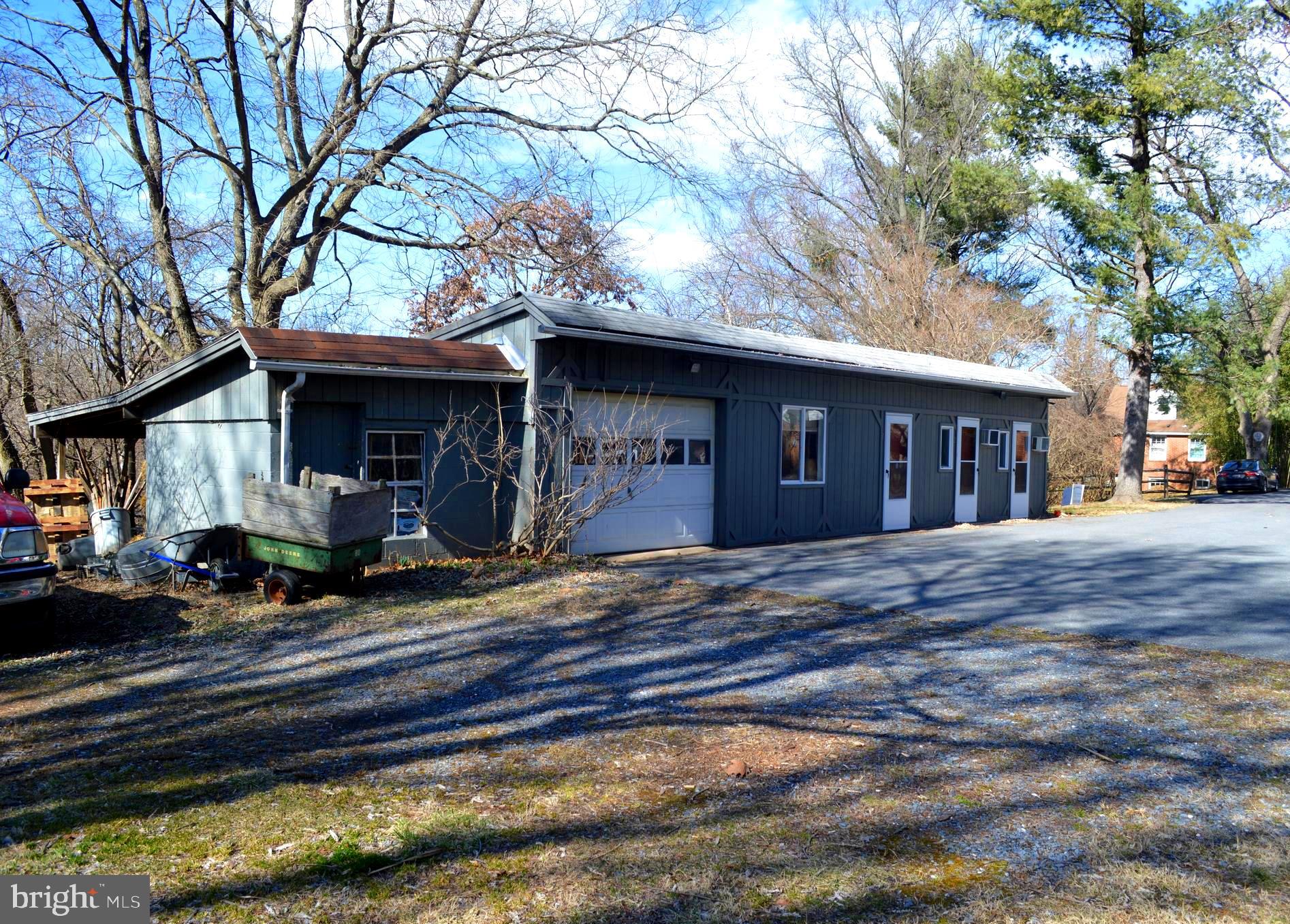 POOLESVILLE OUTSIDE - Residential