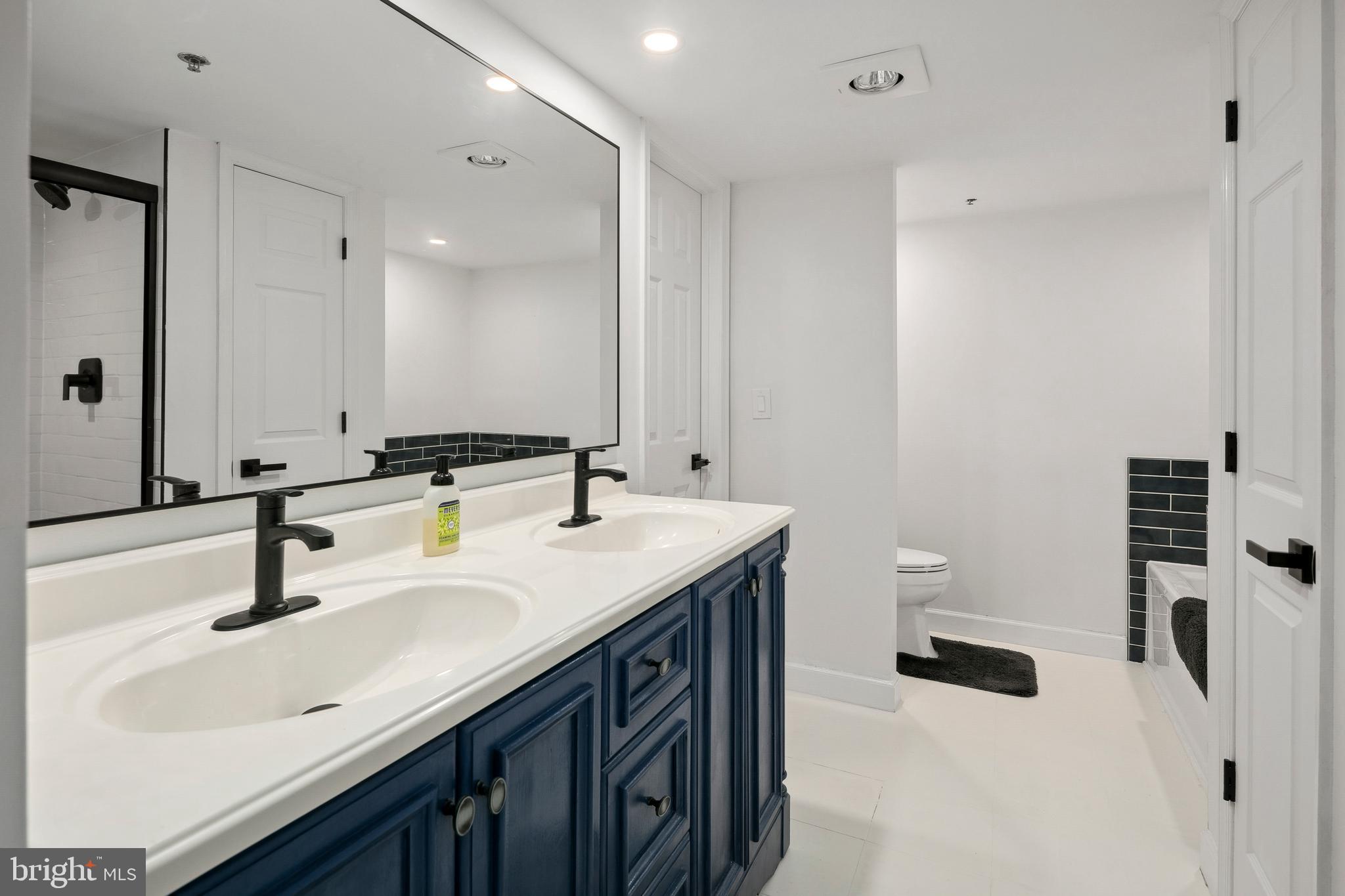 THE WILLIAMSBURG - Residential