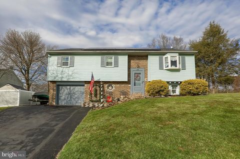 Photo of 15 ROSEWOOD DR, LANCASTER, PA 17603 (MLS # PALA2029392)
