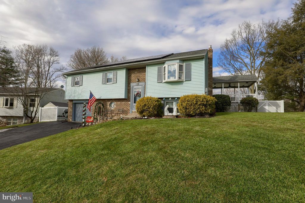 Photo of 15 ROSEWOOD DR, LANCASTER, PA 17603 (MLS # PALA2029392)