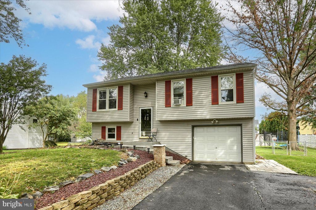 Photo of 405 Hollyann Drive, Landisville, PA 17538 (MLS # PALA2042328)