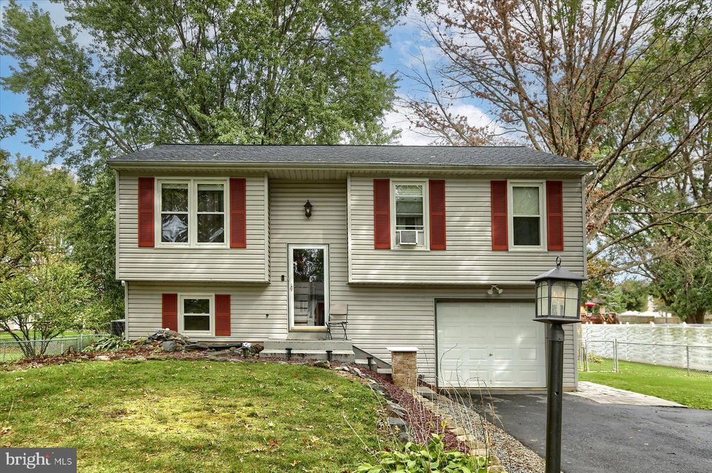 Photo of 405 Hollyann Drive, Landisville, PA 17538 (MLS # PALA2042328)