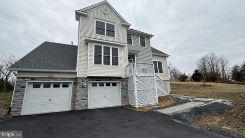 584 WESTLAKE DRIVE EAST STROUDSBURG PA 18302