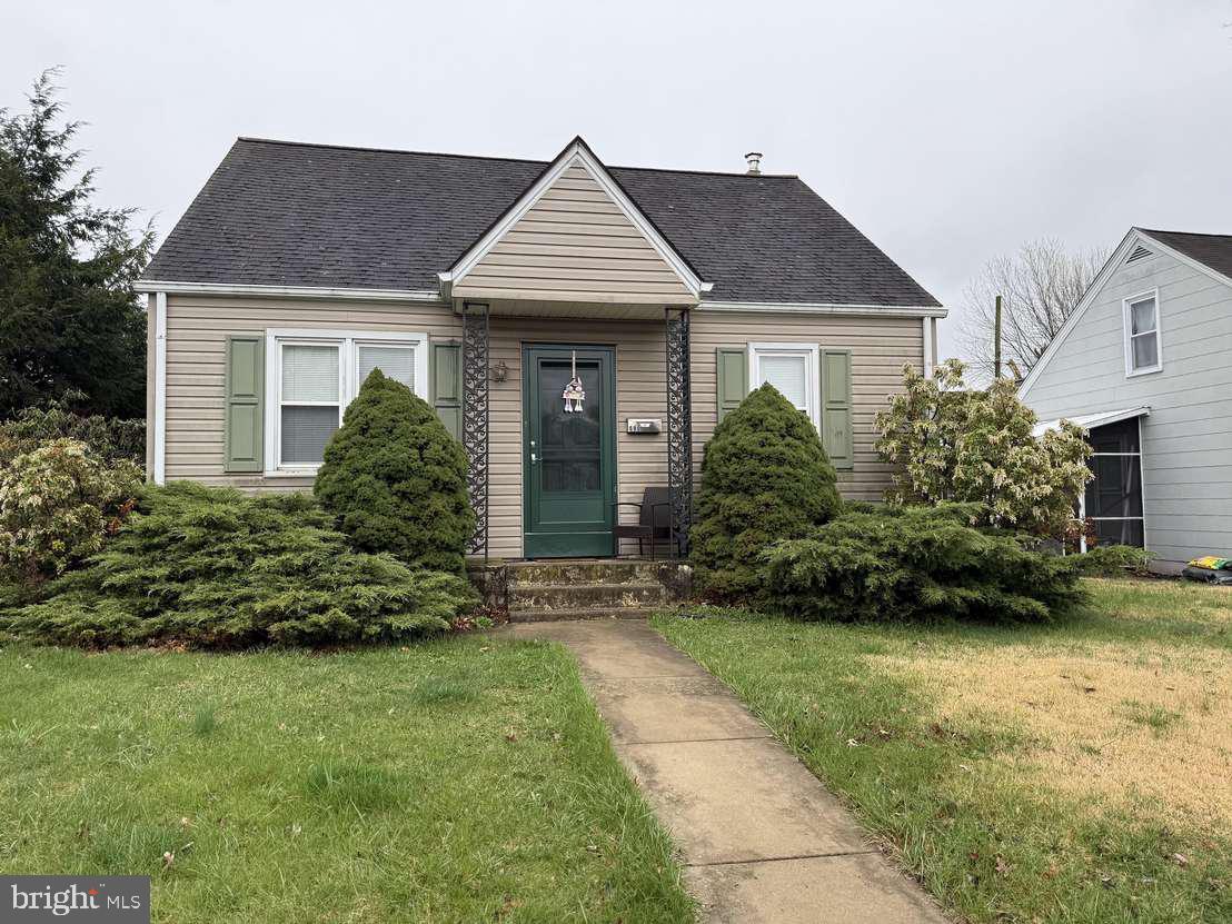 Cape Cod with Kitchen, Living Room, 3 Bedrooms, sitting room and 1 bath. Located in the North End of Pottstown. Near to schools, and private swimming club. Convenient to Rt. 100 and Rt. 422. Very affordable living. Property in good condition.