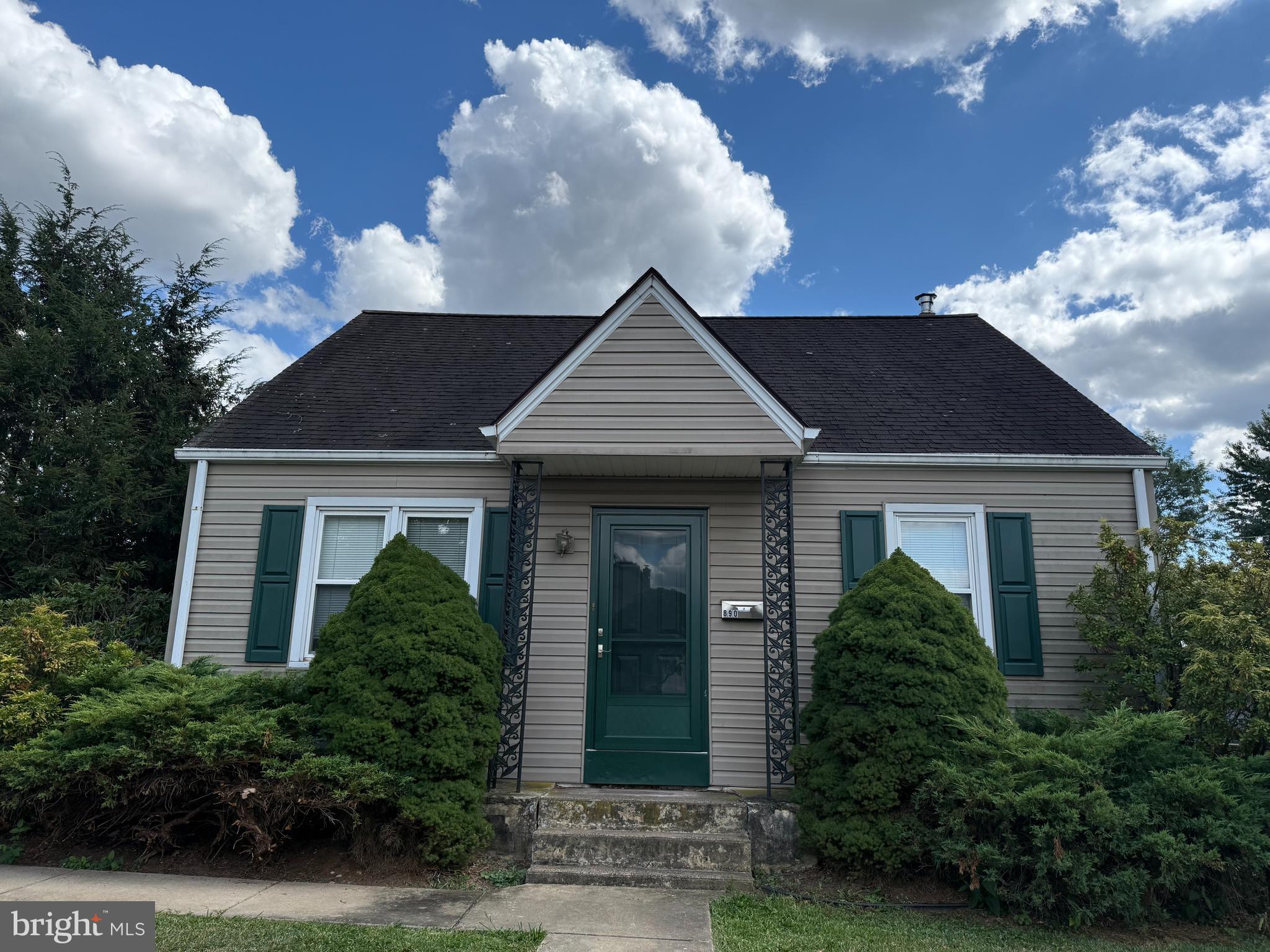Cape Cod with Kitchen, Living Room, 3 Bedrooms, sitting room and 1 bath. Located in the North End of Pottstown. Near to schools, and private swimming club. Convenient to Rt. 100 and Rt. 422. Very affordable living. Property in good condition.