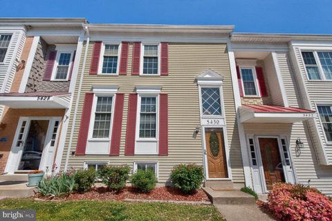 Photo of 5430 Crows Nest Court, FAIRFAX, VA 22032 (MLS # VAFX2304656)