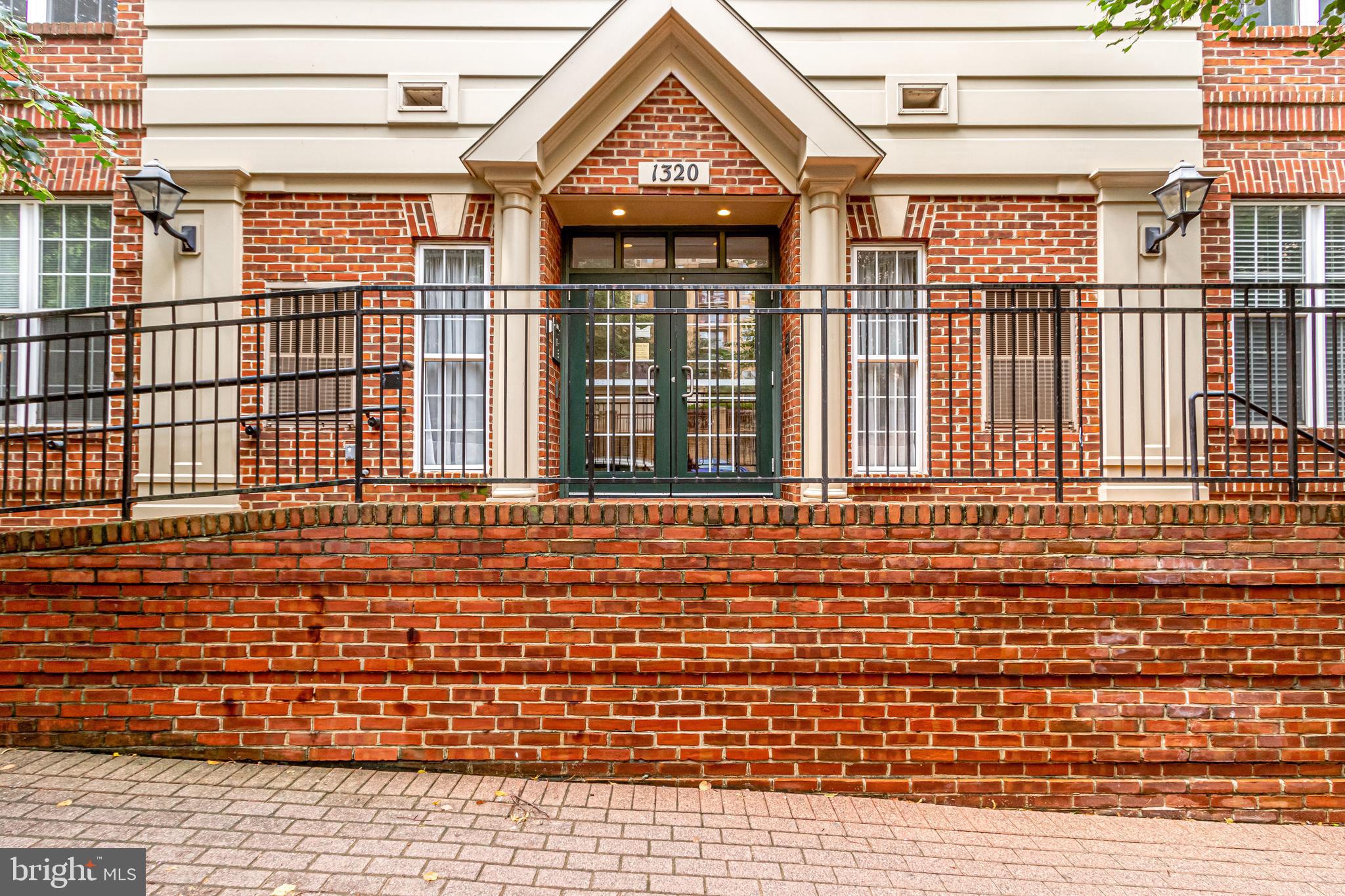 COURTHOUSE HILL - Residential Lease