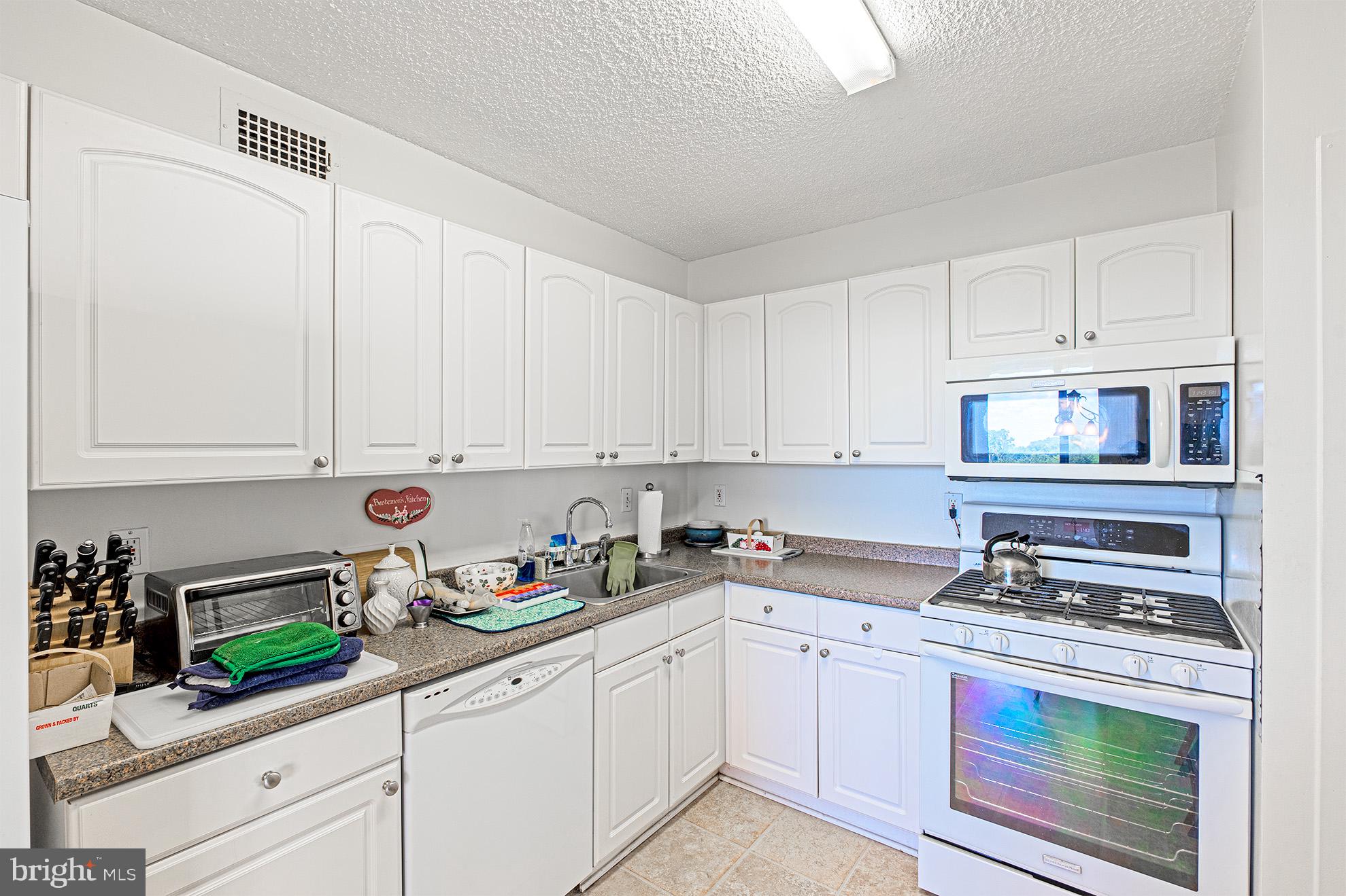 PROMENADE TOWERS - Residential Lease