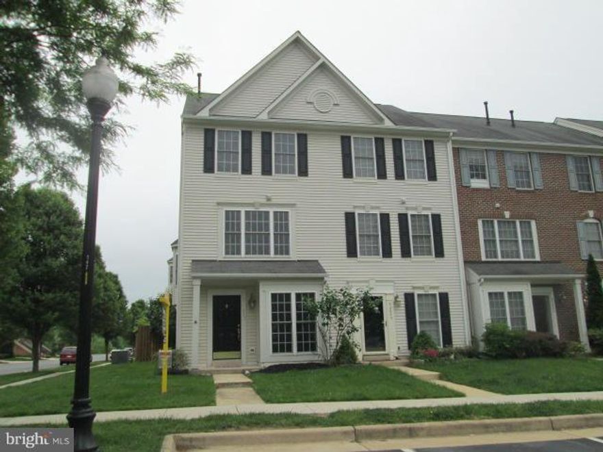 Just Move In! END unit w/NEW carpet, paint, granite counters, SS appliances!! 3 levels of style & space- large bedrooms, open living areas. Main level Living & Dining, table space Kitchen opens to patio pavers & back yard. Mid level has large family room & bedroom/bath. Top floor features 3rd bedroom & owner's suite w/luxury bath: soaking tub, separate shower, double vanity! Bedroom level laundry!