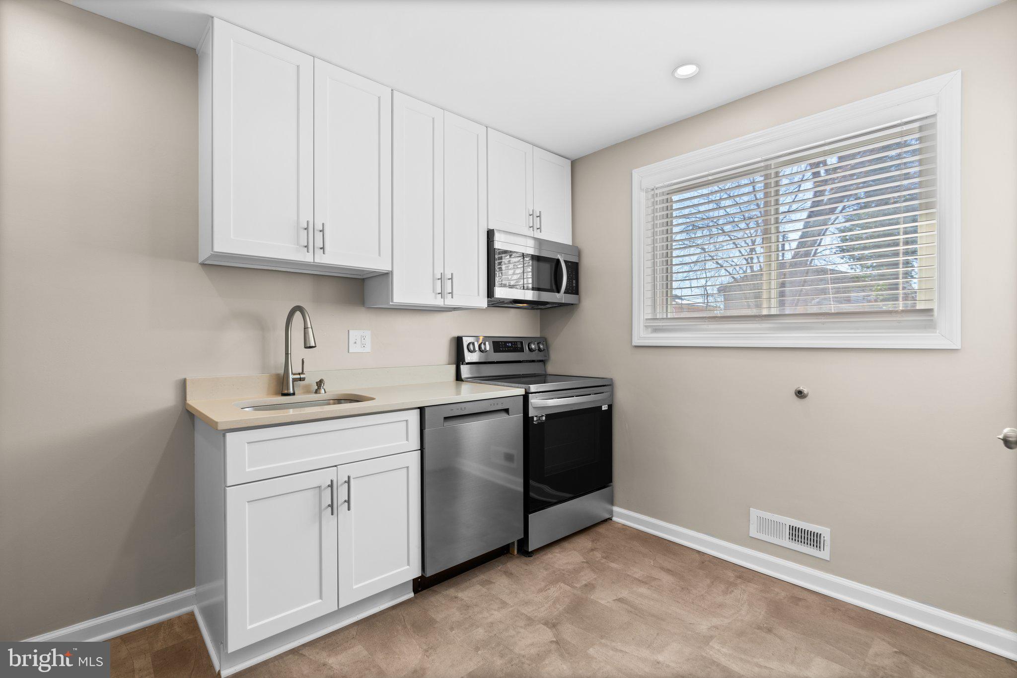 CONNECTICUT AVENUE ESTATES - Residential Lease