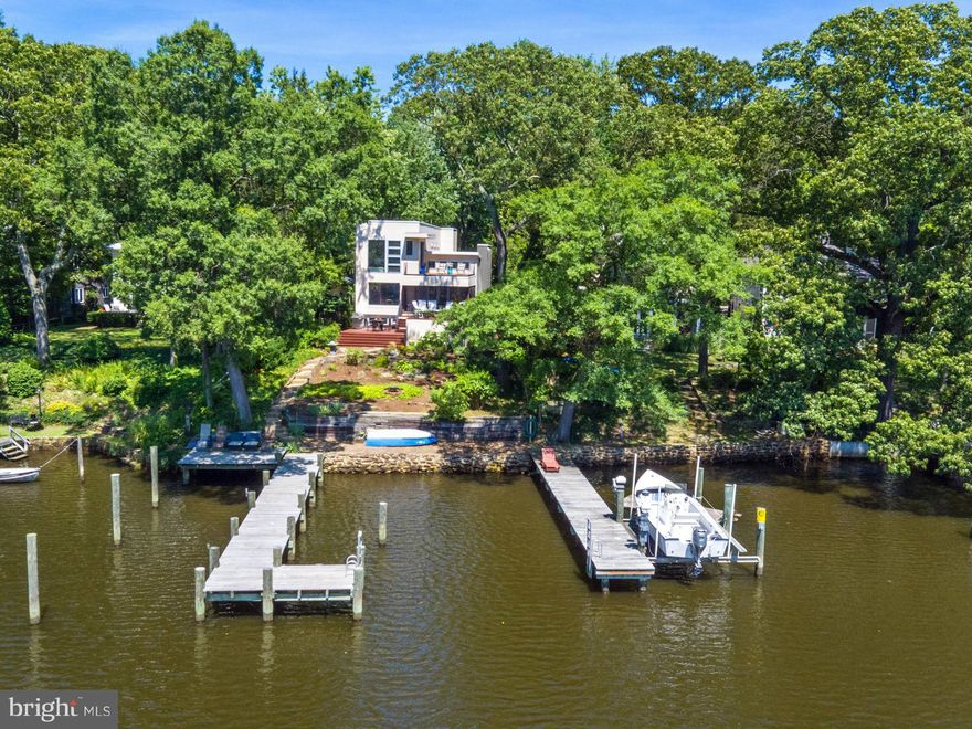 Modern-style custom-built waterfront home w/ light-filled open floor plan, & extraordinary views of Cypress Creek. 2-level deck & beautiful landscaping lead to private pier. Entire upper level master suite w/ luxurious spa bathroom, walk-in closet, & amazing water views from bedroom & deck. Spacious & bright lower level w/ recreation room, 2 guest beds and full bath. Includes a sep. guest cottage.