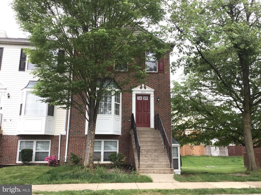 3-level townhome with 3 Bedrooms and 2.5 Bathrooms! This townhome looks like it was built yesterday!!! Immaculate and impeccably maintained is the only way to describe it. Updated and upgraded and ready for you to move in. Location close to everything you want or need. Walking distance to shopping, restaurants, playground, and more! Wood deck on second level for entertaining or just relaxing. Back yard is fenced for privacy. This is a Must See!! Great community amenities, perfect for your active household!!