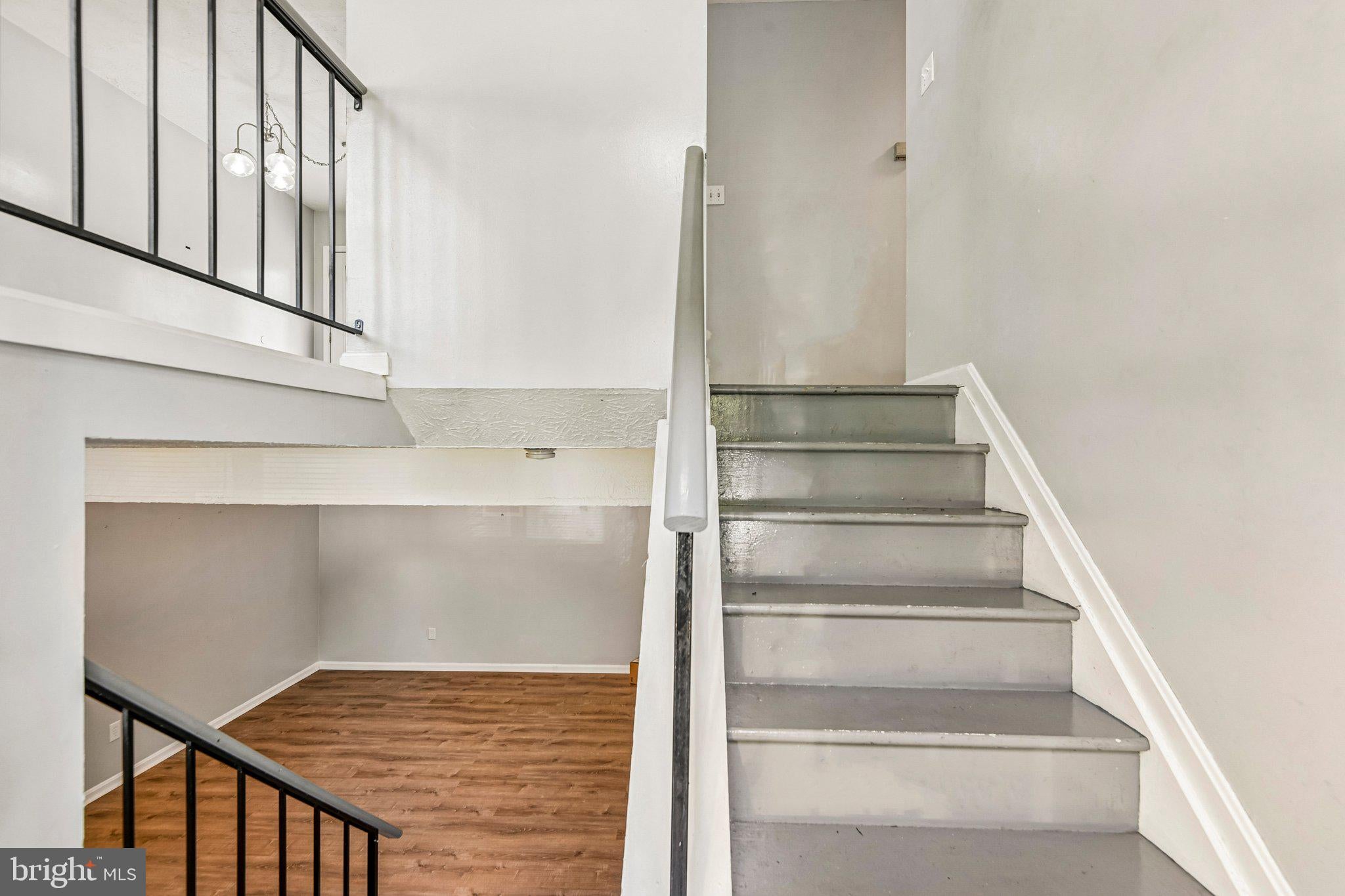 207 OAK HOLLOW COURT