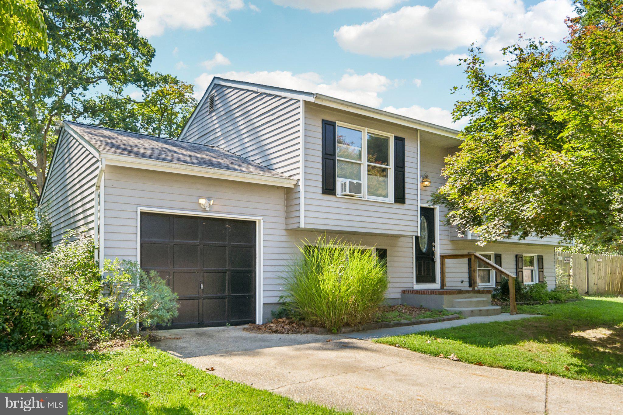 207 OAK HOLLOW COURT