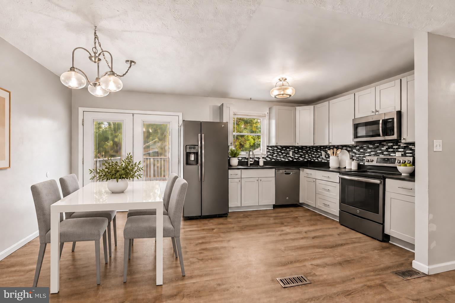 207 OAK HOLLOW COURT