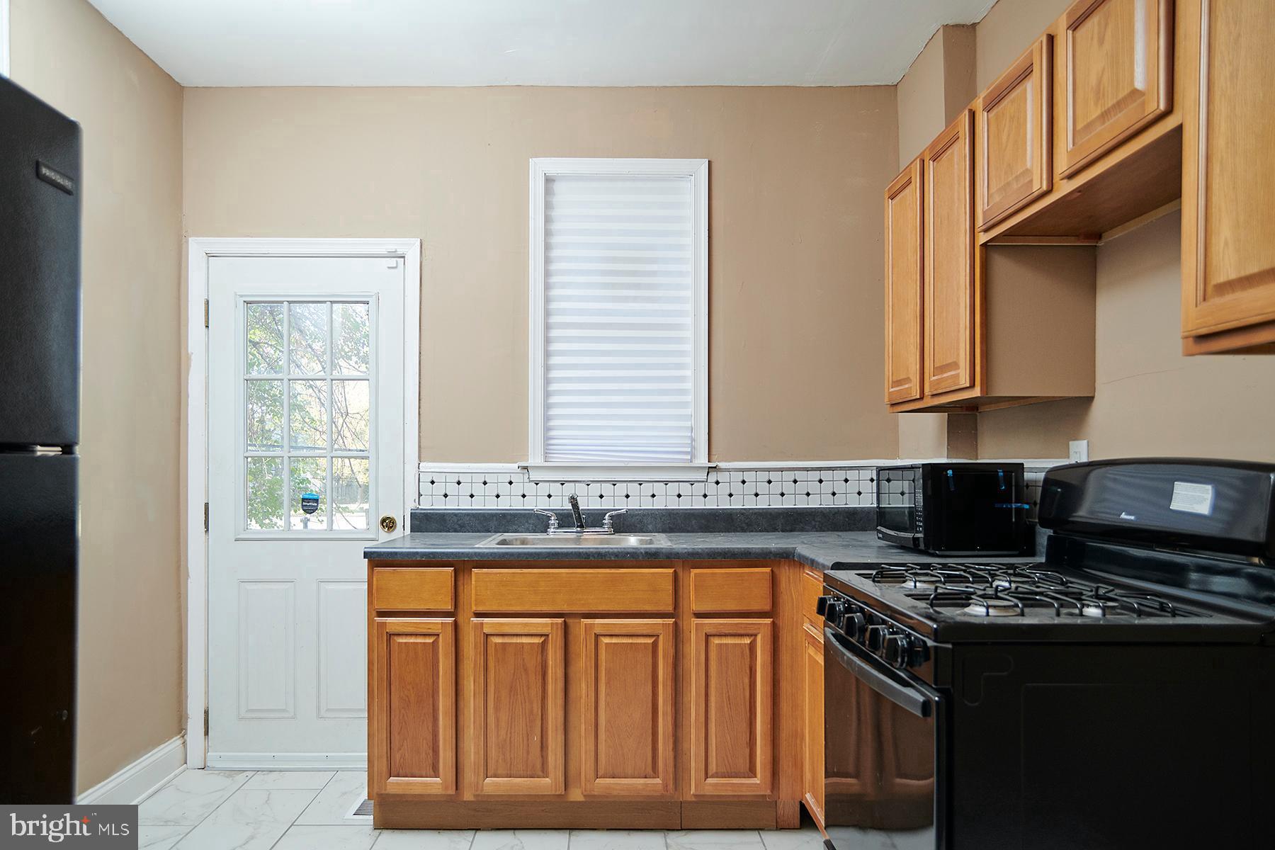 Beautiful 3 bed Home for SALE!!
Guaranteed Income!! PHA Tenant in Place on new 2 Year Lease ends 31Aug'26!!
$13,728 ANNUAL INCOME SECTION 8!!
Laundry Sink & Hook-Ups
Forced Air Heating
Large Bay Windows
Separate Living & Dining room areas
Renovated Kitchen
Full access to Large Backyard
Renovated Bathroom
Nice sized Bedrooms with windows and closets