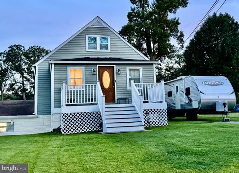 Photo of 917 Oakleigh Beach Rd, DUNDALK, MD 21222 (MLS # MDBC2175086)