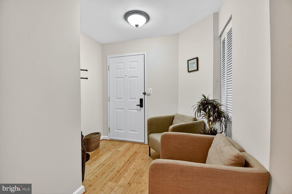 Photo of 1001 N Vermont Street #102, ARLINGTON, VA 22201 (MLS # VAAR2064744)