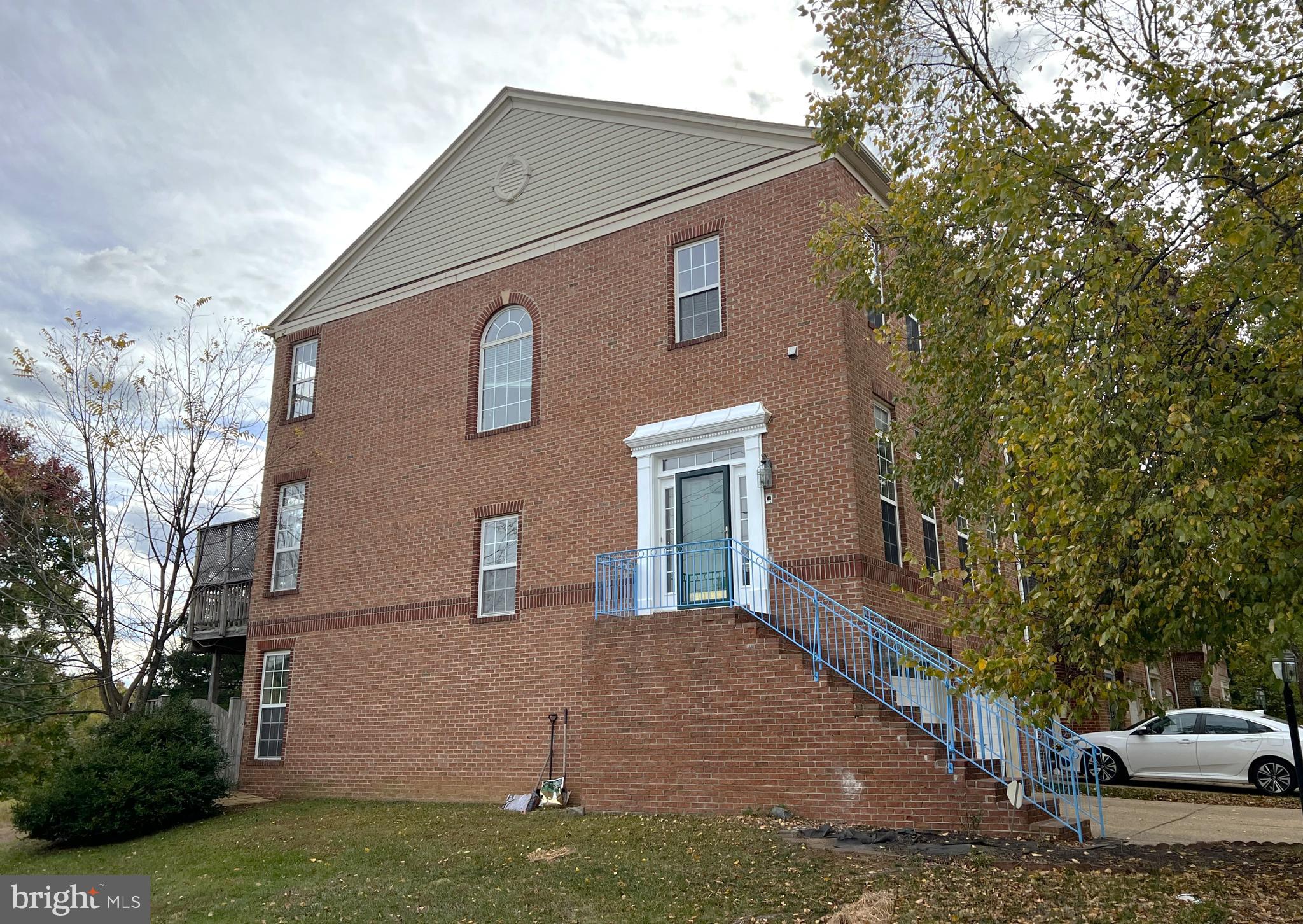 SQUIRREL HILL - Residential Lease