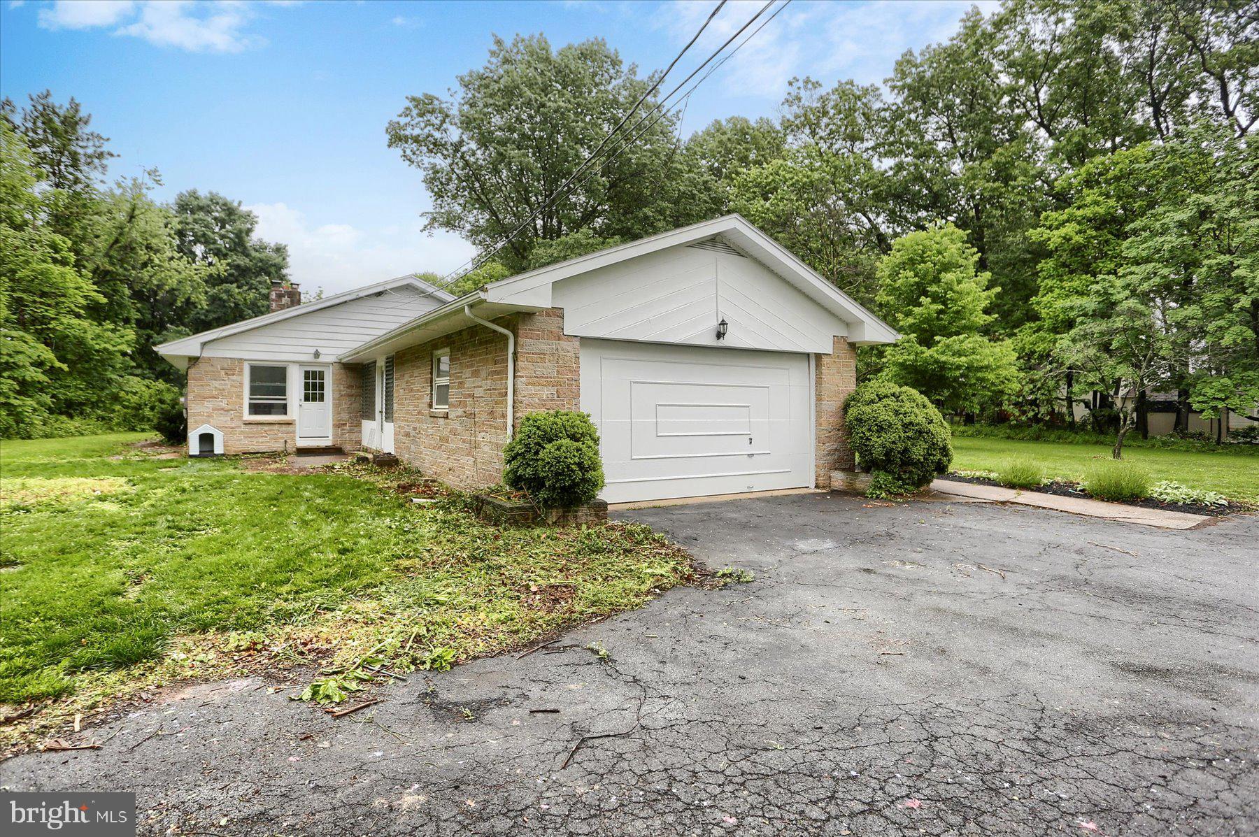 725 EDGEWOOD LANE