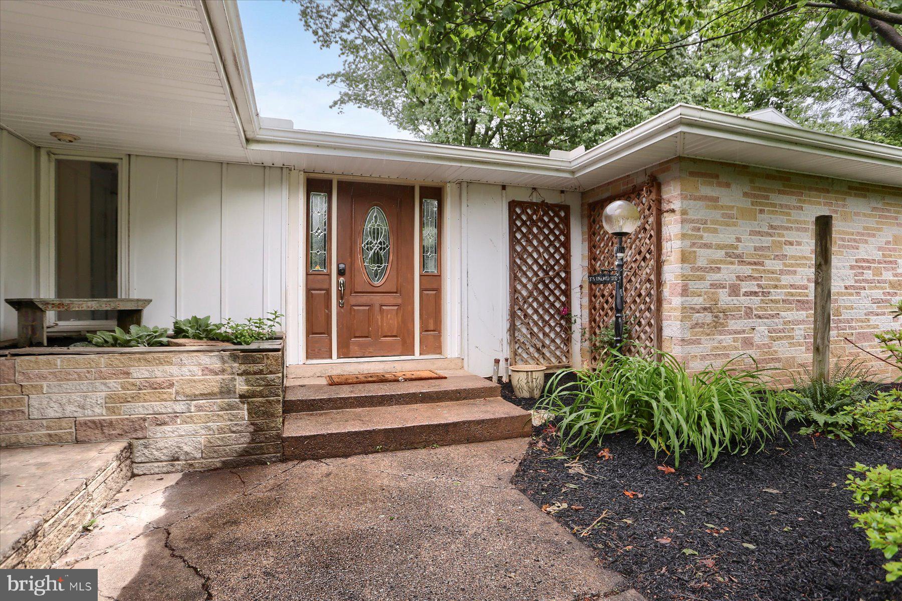 725 EDGEWOOD LANE
