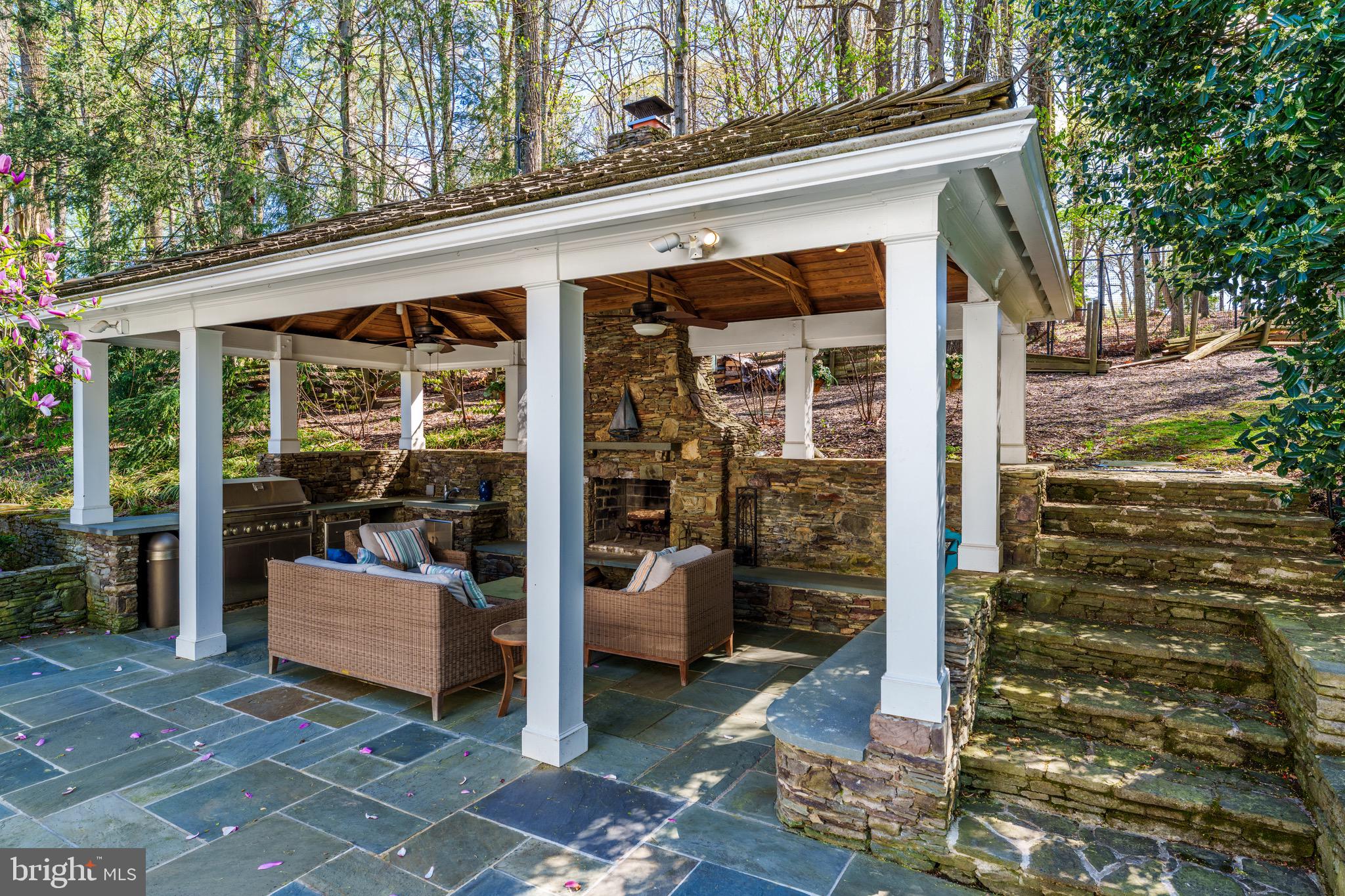 THE COURTS - Residential