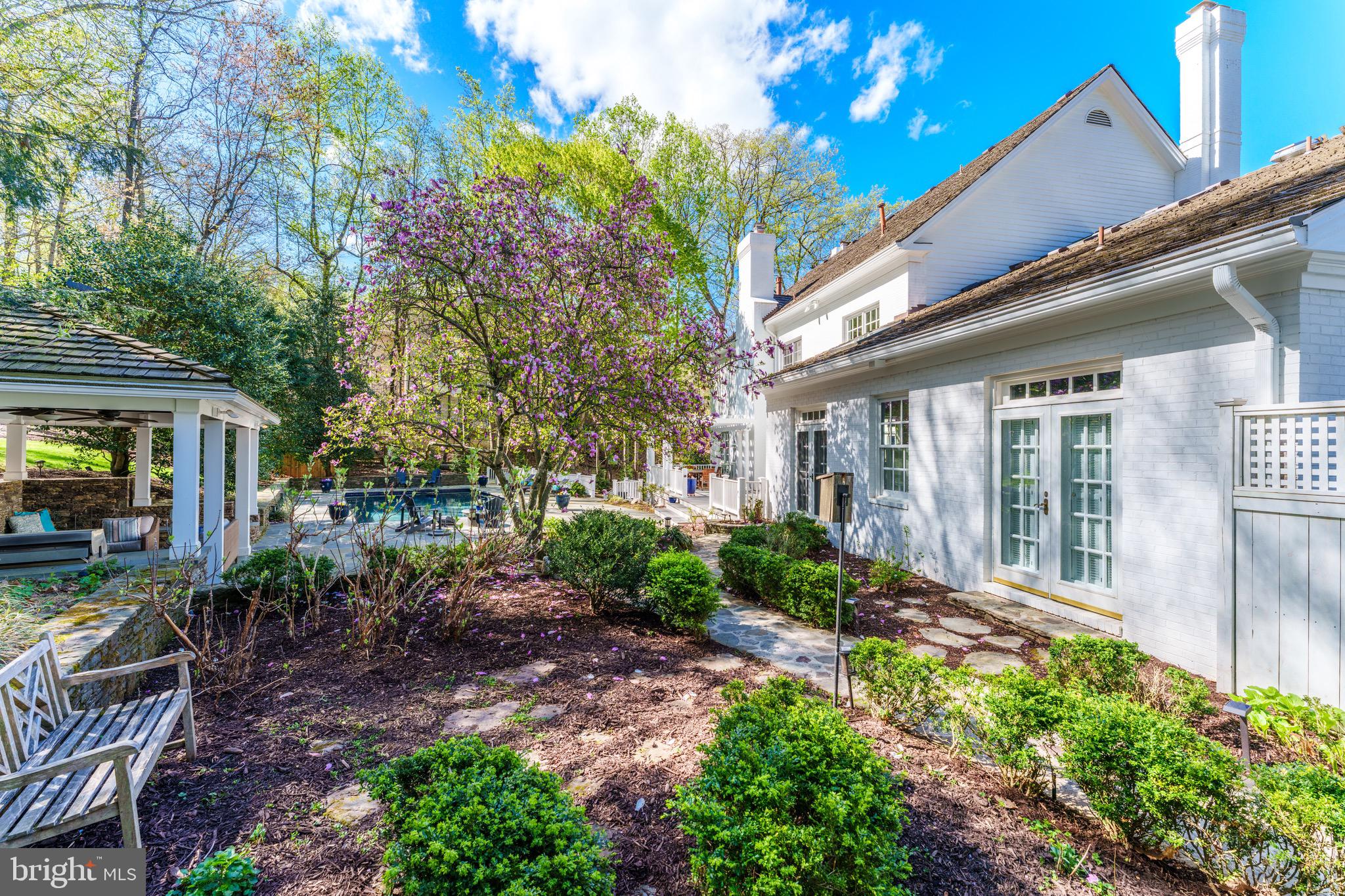 THE COURTS - Residential