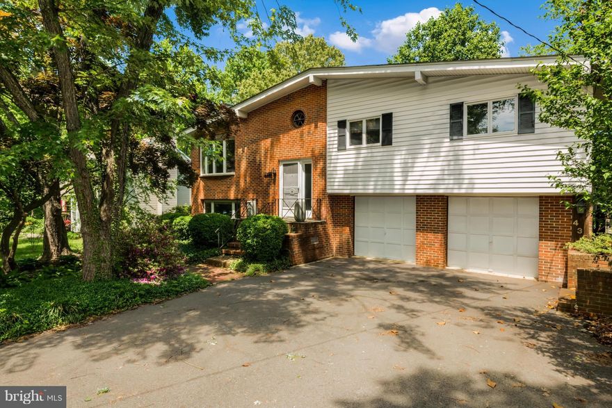 LOCH HAVEN: Just in time for summer! Wonderful turnkey 3 bedroom, 2.5 bath home within walking distance to community beaches, marina, & playgrounds!  Spacious yard perfect for entertaining friends & family, gardening, or just simply relax and enjoy the waterlife sounds drifting off of the South River. Beautifully updated & maintained! Fireplaces on both levels & 2 car garage! South River Schools!