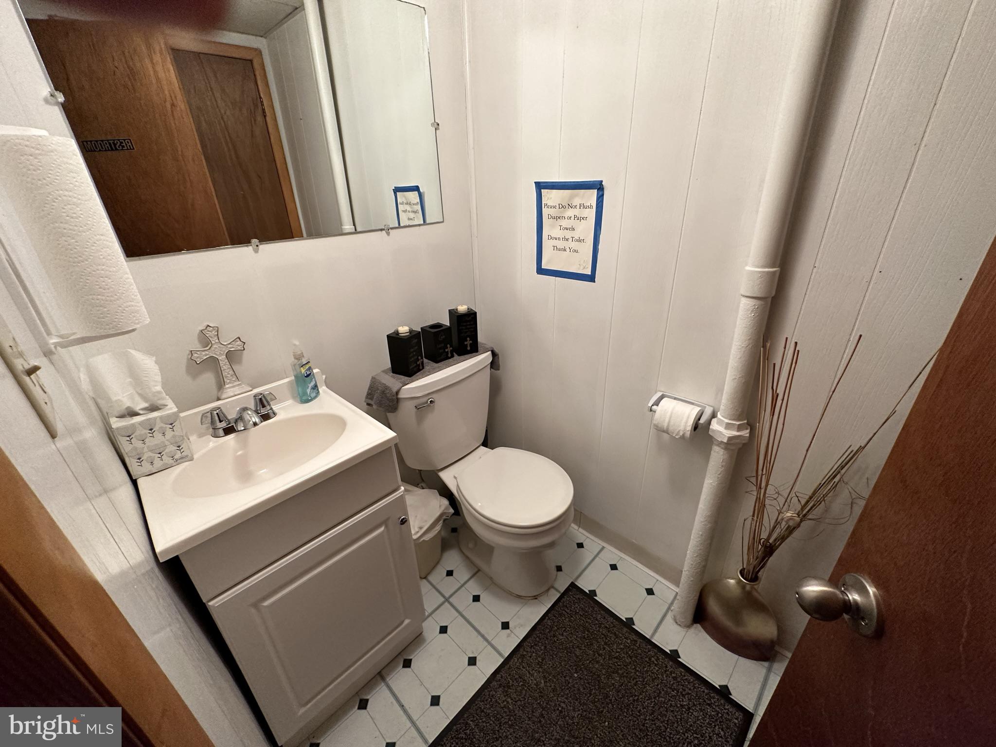 Main image without alt text