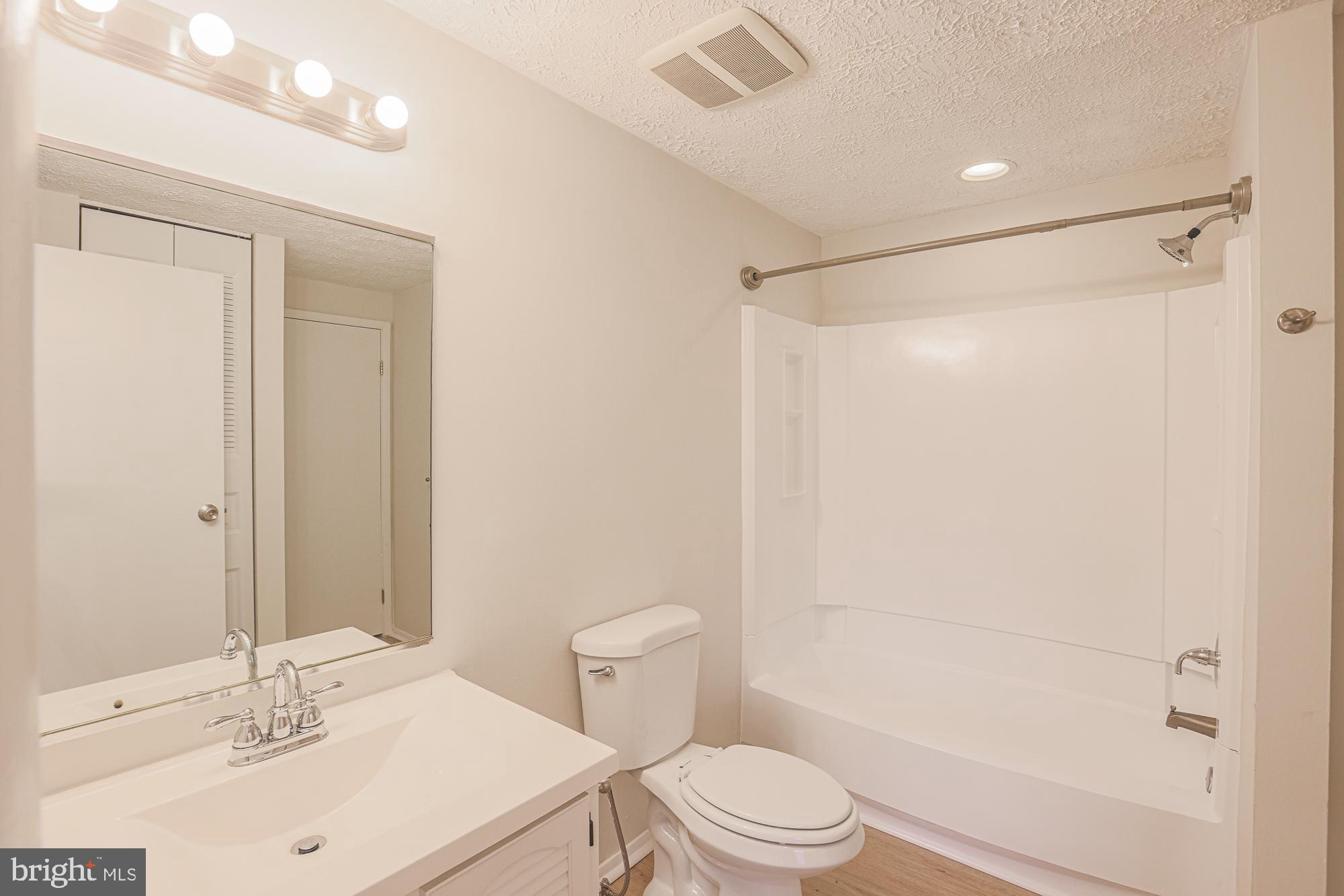 WOODS EDGE TOWNHOME CONDOMINIUMS - Residential Lease