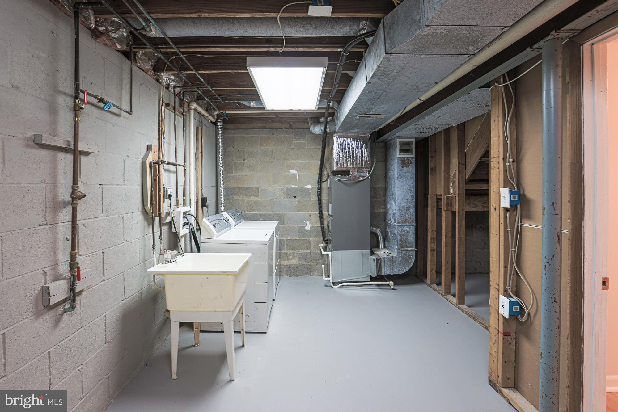 WOODS EDGE TOWNHOME CONDOMINIUMS - Residential Lease