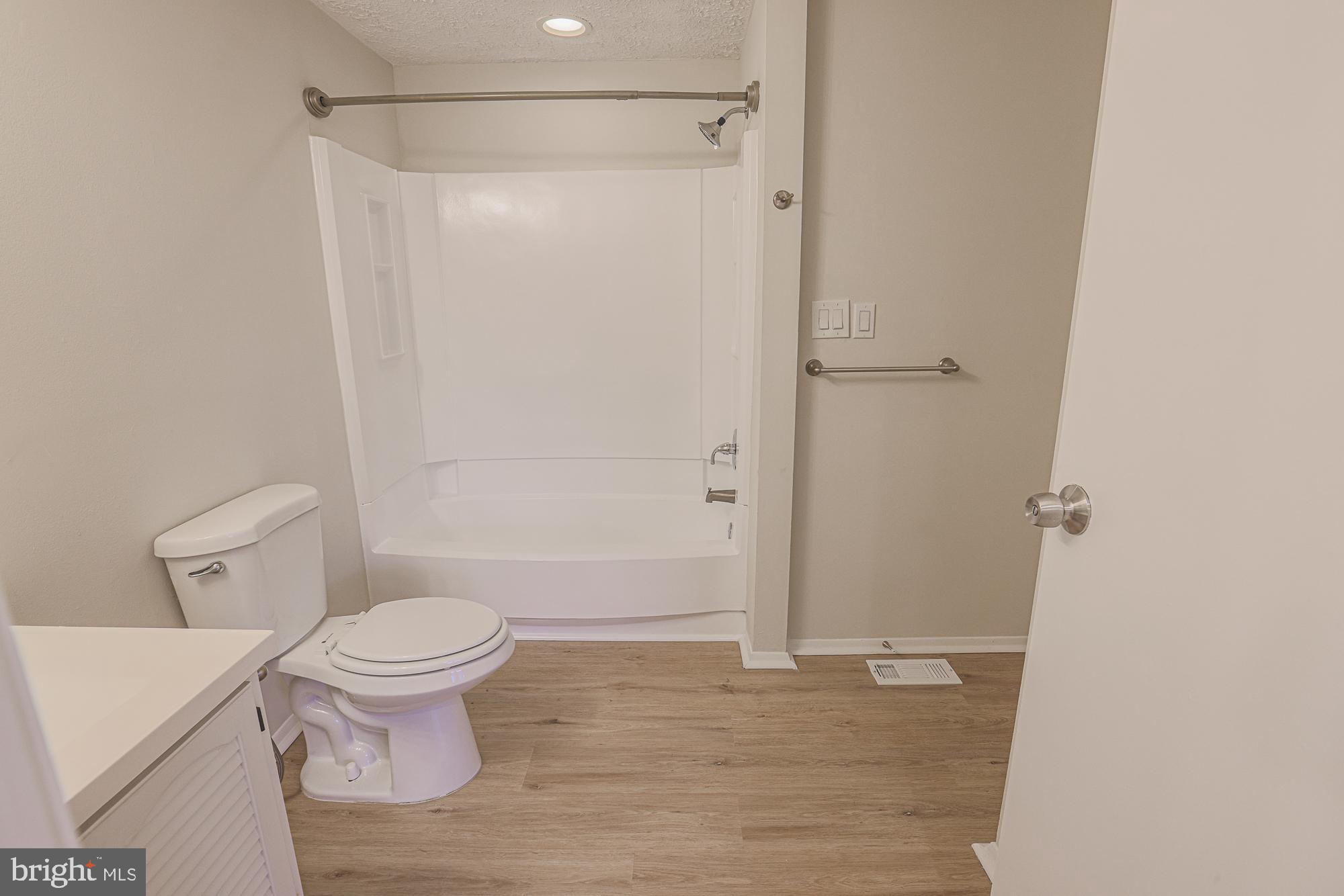 WOODS EDGE TOWNHOME CONDOMINIUMS - Residential Lease