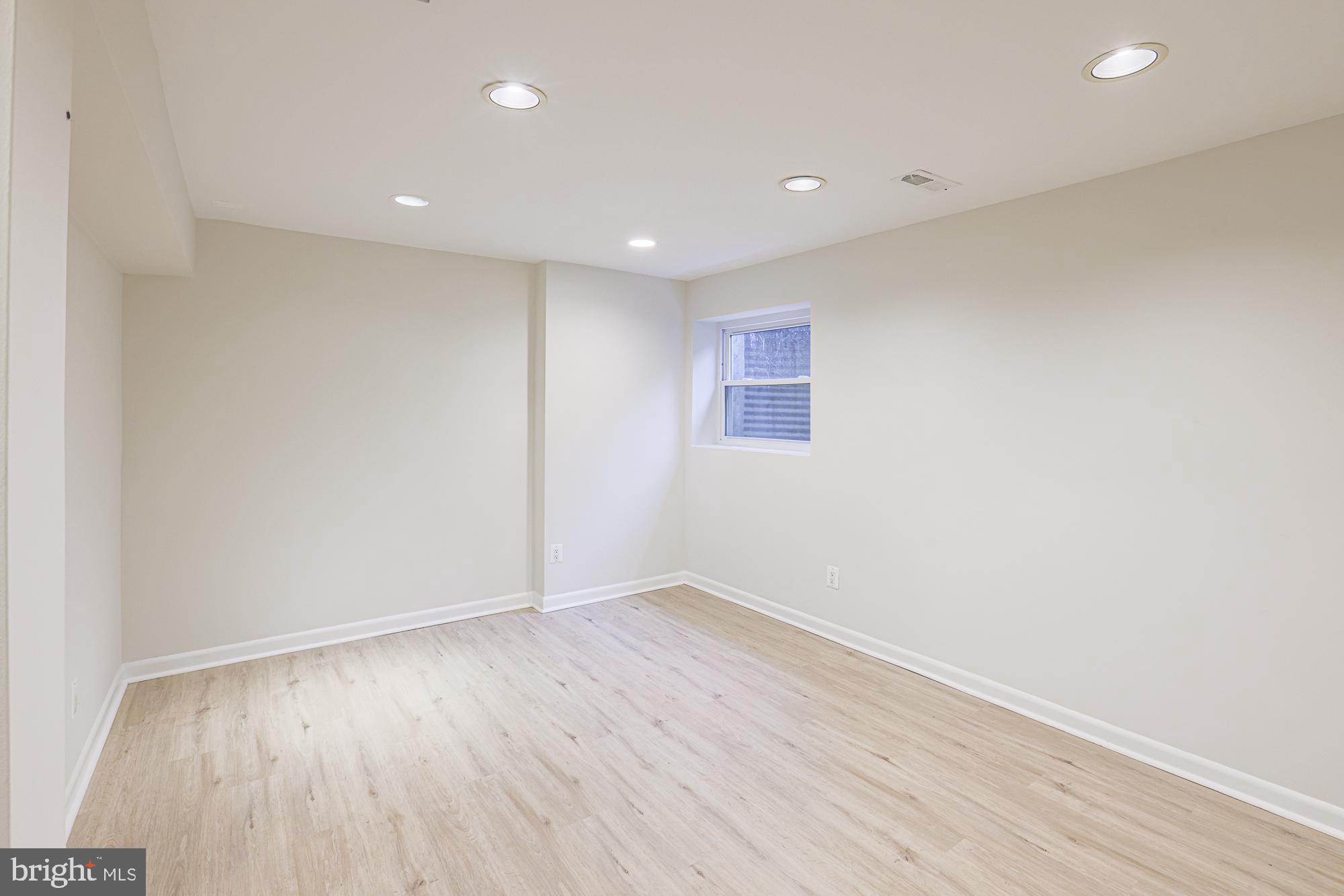 WOODS EDGE TOWNHOME CONDOMINIUMS - Residential Lease