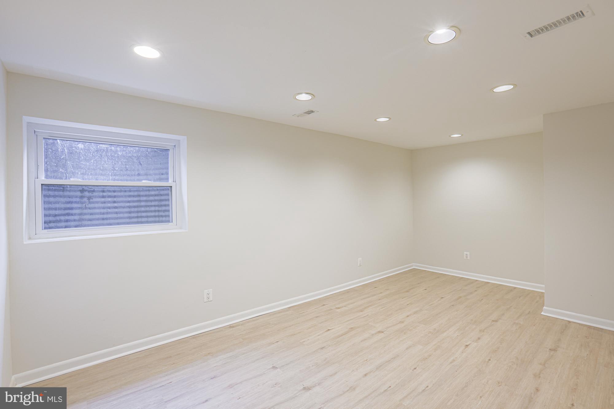 WOODS EDGE TOWNHOME CONDOMINIUMS - Residential Lease