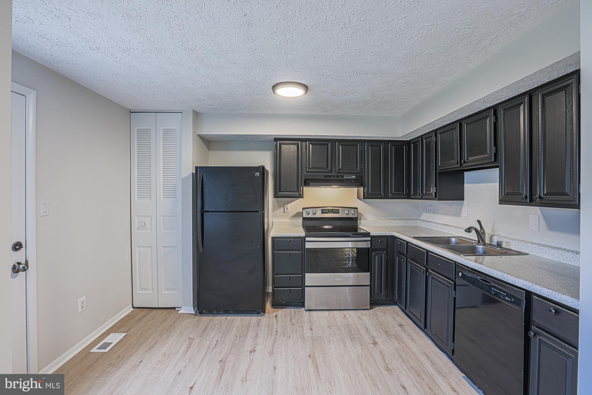 WOODS EDGE TOWNHOME CONDOMINIUMS - Residential Lease