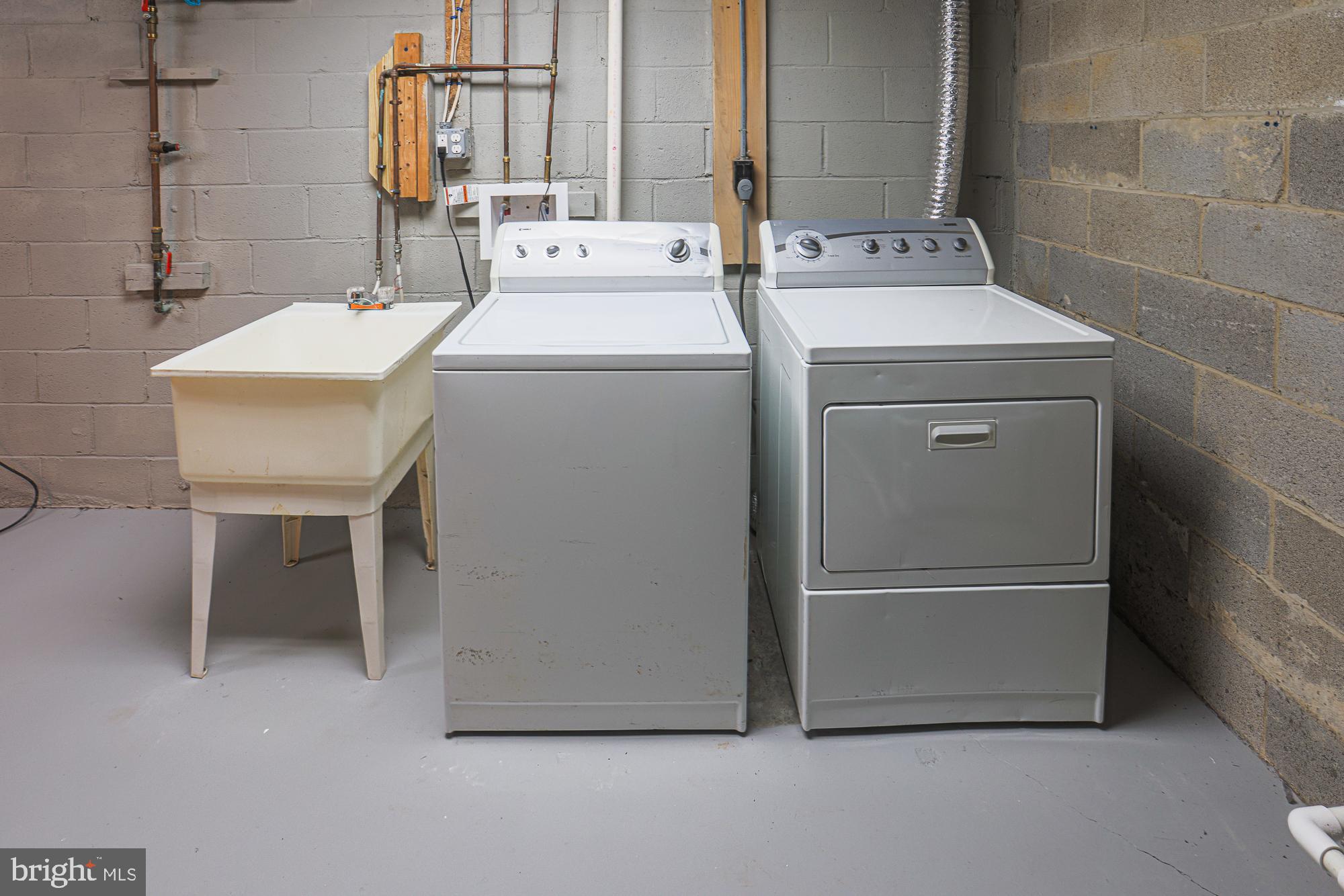 WOODS EDGE TOWNHOME CONDOMINIUMS - Residential Lease