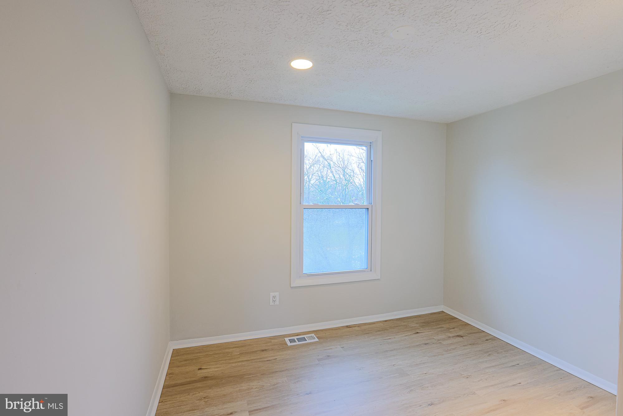 WOODS EDGE TOWNHOME CONDOMINIUMS - Residential Lease