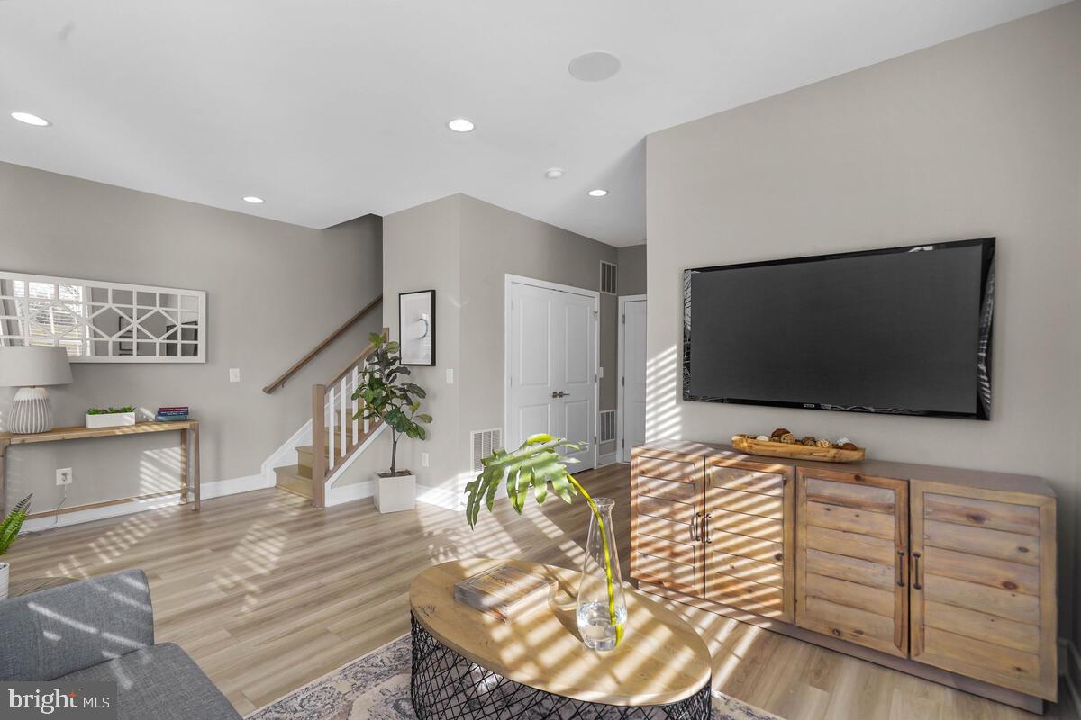 ROBINSON MANOR - Residential